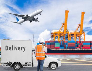 货物飞机港口工程控制加载容器,对讲机交谈交付货物卡车和货运飞机飞